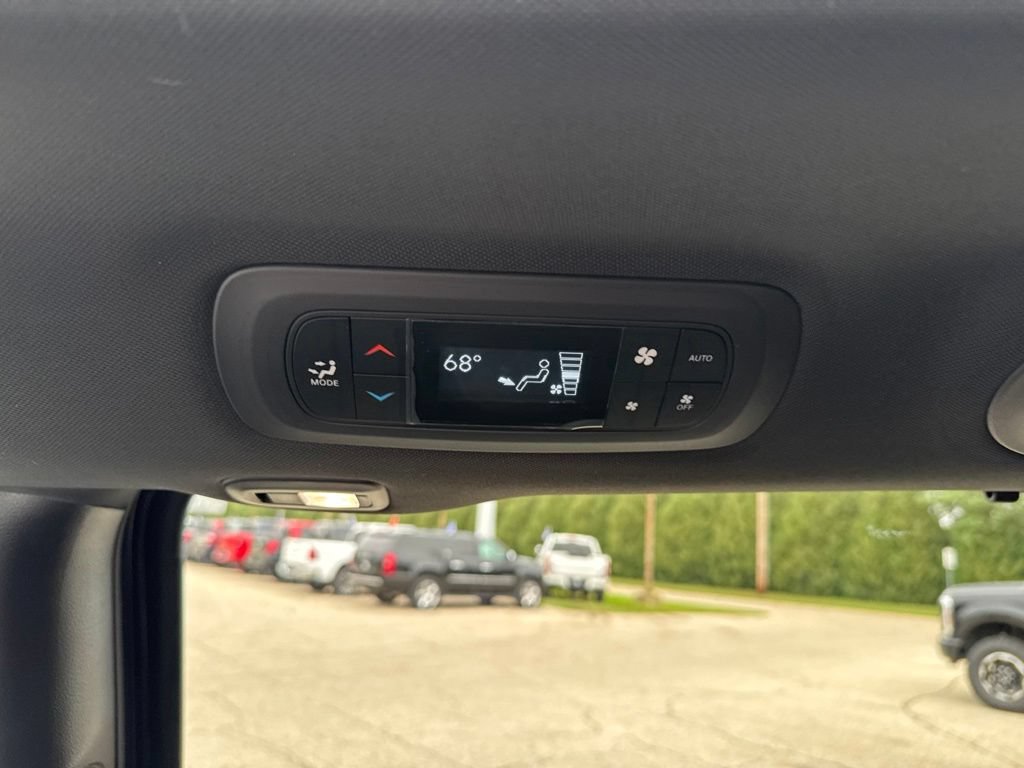 Used 2025 Chrysler Pacifica Limited FWD image 25