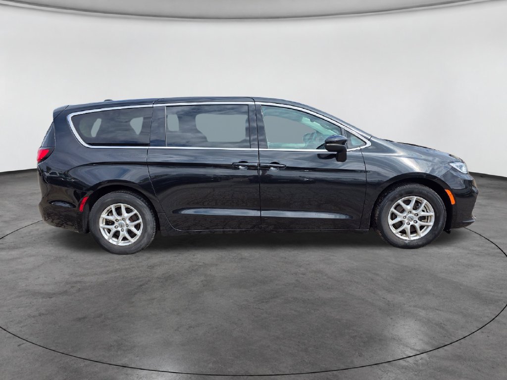 Used 2023 Chrysler Pacifica Touring-L FWD image 10