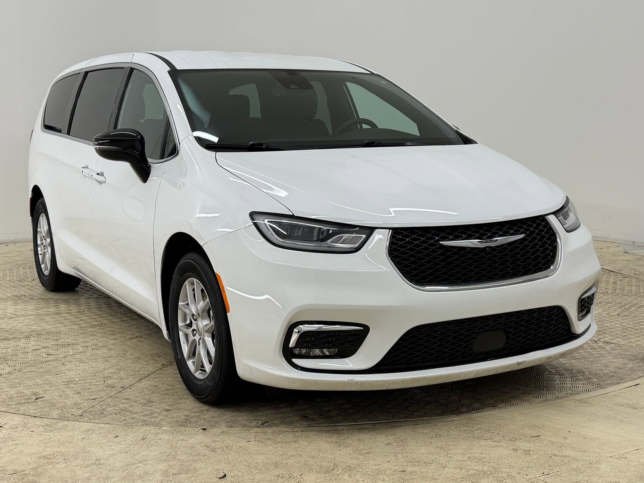 Used 2025 Chrysler Pacifica Select image 7