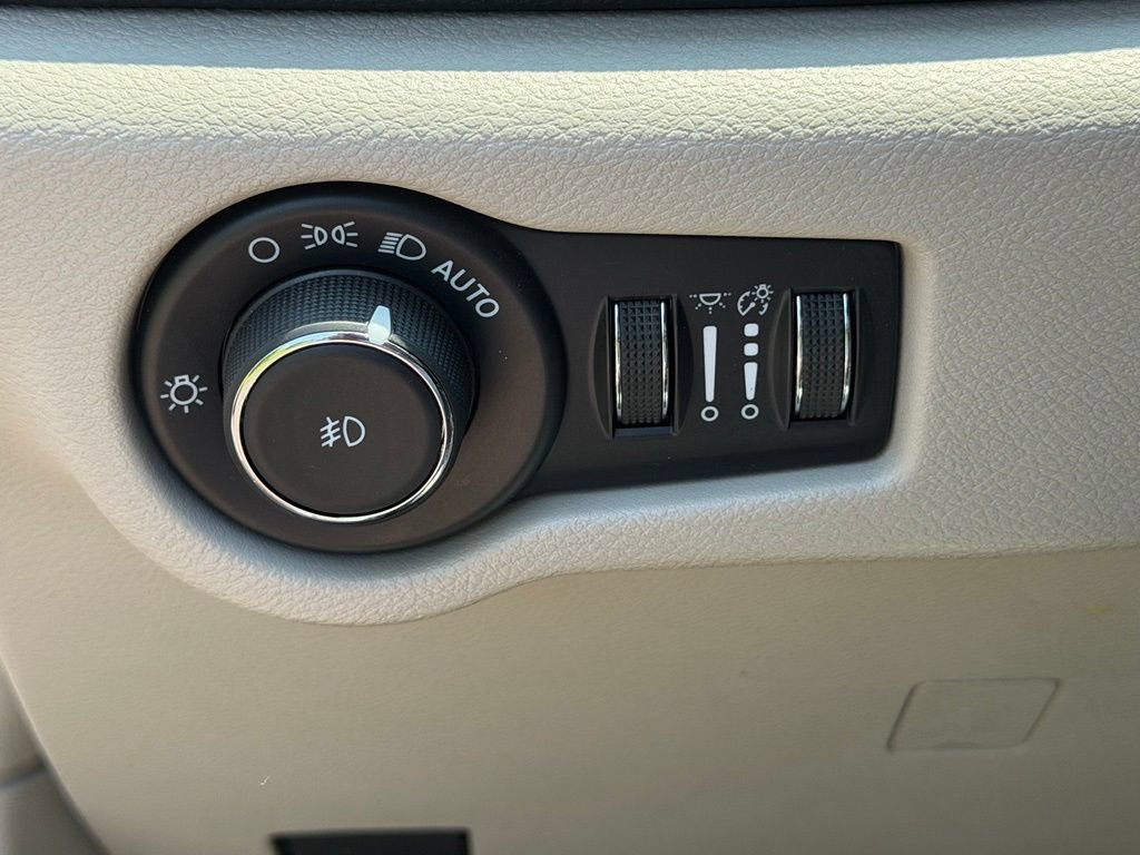 Used 2024 Chrysler Pacifica Touring-L FWD image 13