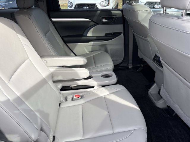 Used 2019 Toyota Highlander XLE FWD image 23