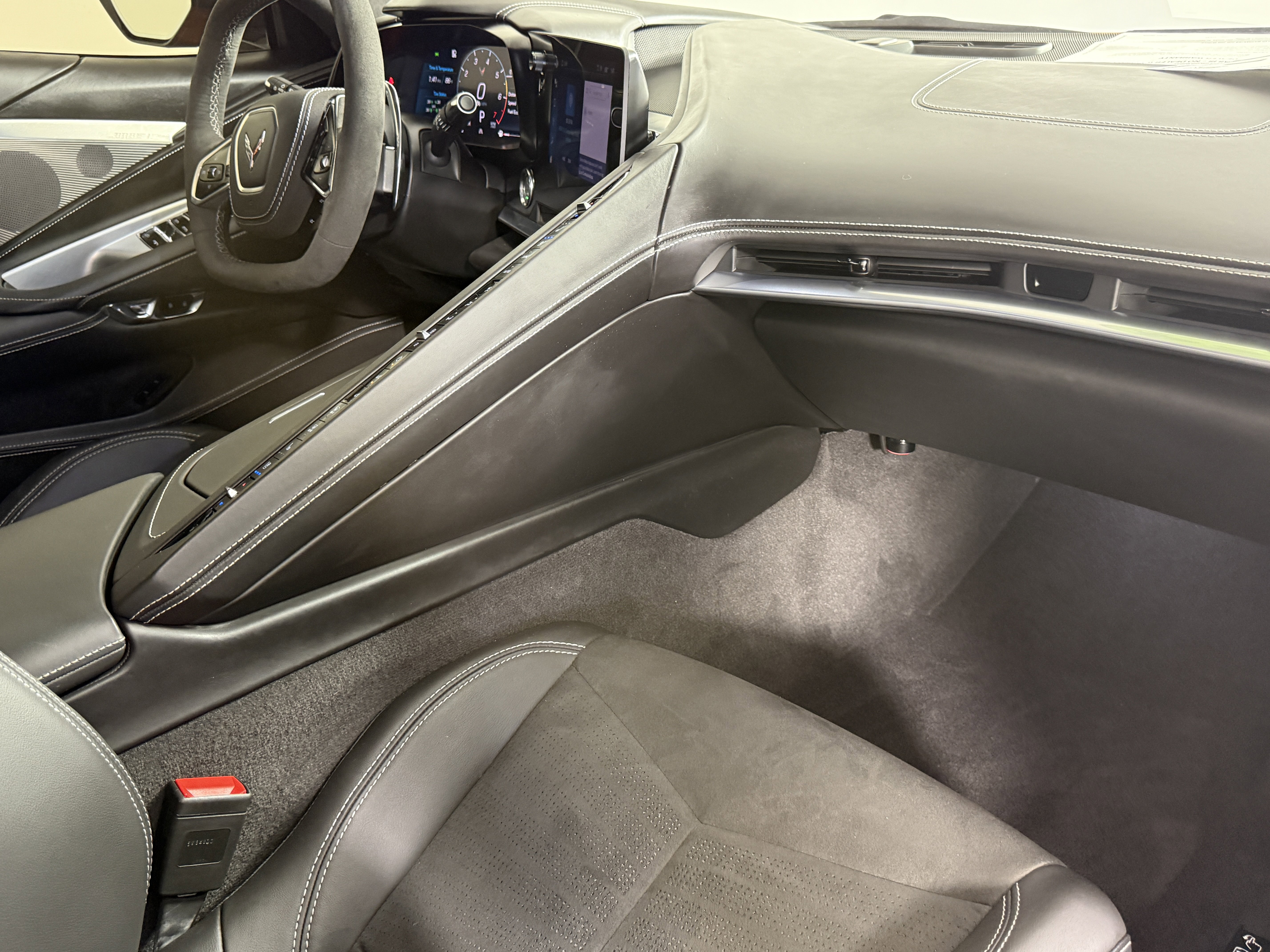 Used 2024 Chevrolet Corvette Stingray Premium Conv w/ Battery Protection Package image 10