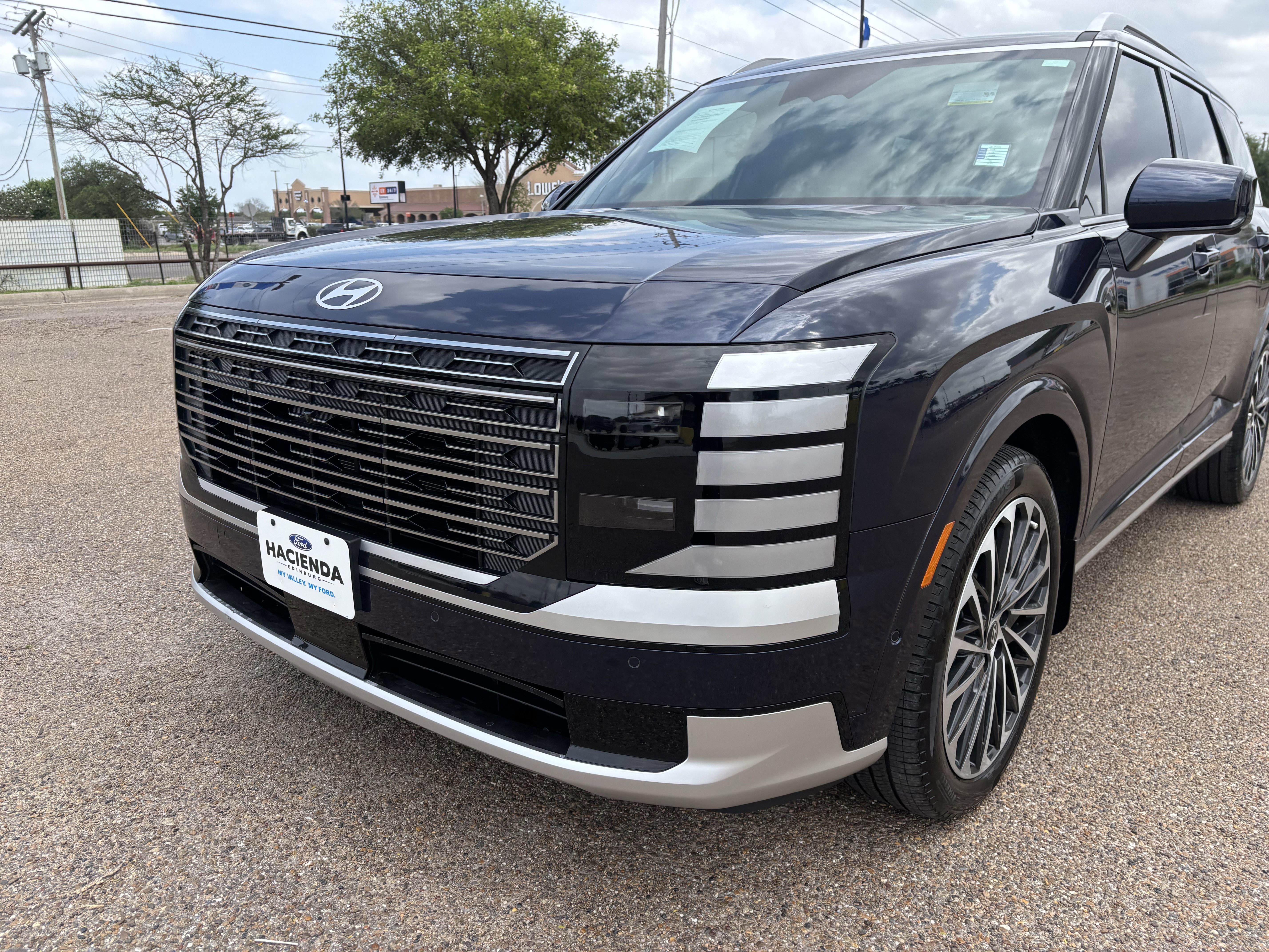 Used 2026 Hyundai Palisade Calligraphy FWD image 3