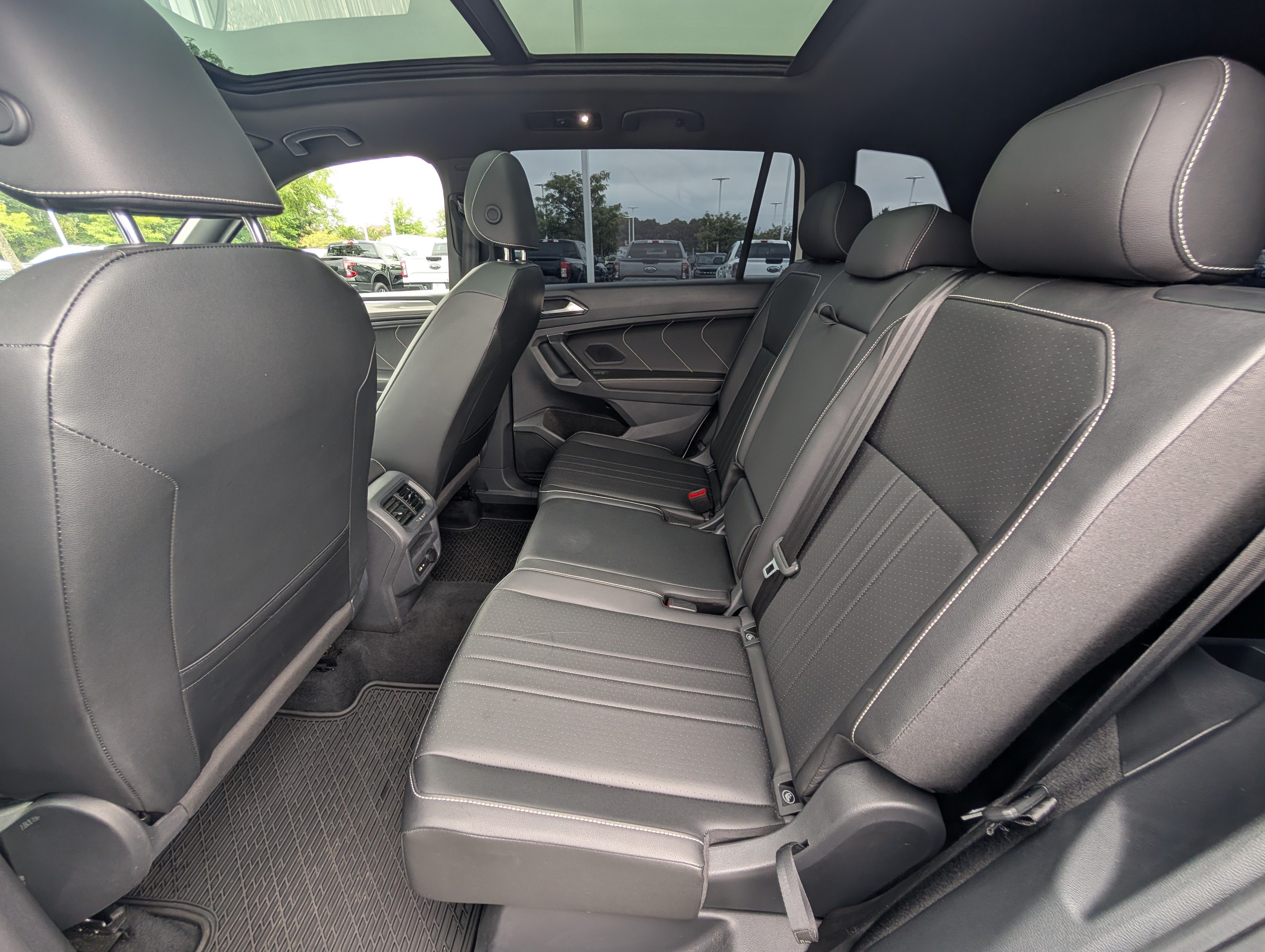 Used 2023 Volkswagen Tiguan SE R-Line FWD image 16