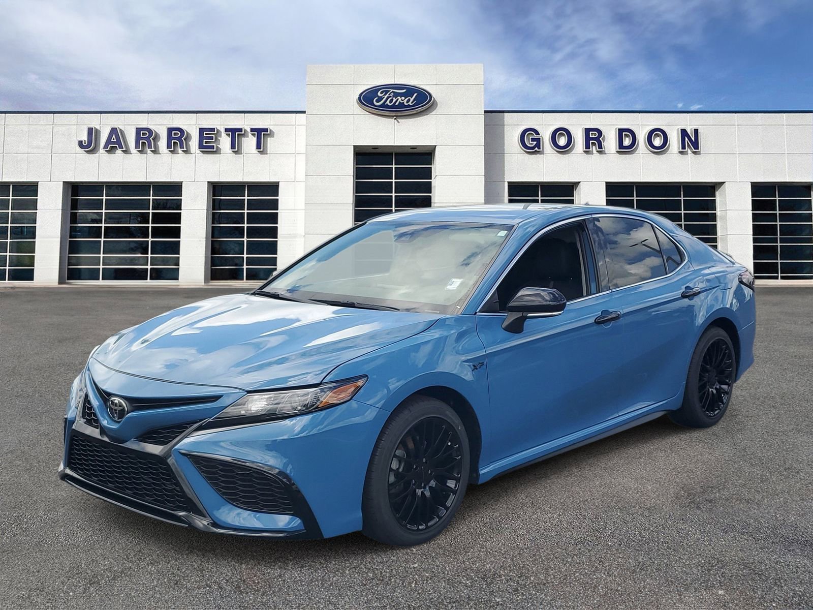 Used 2023 Toyota Camry SE FWD image 2