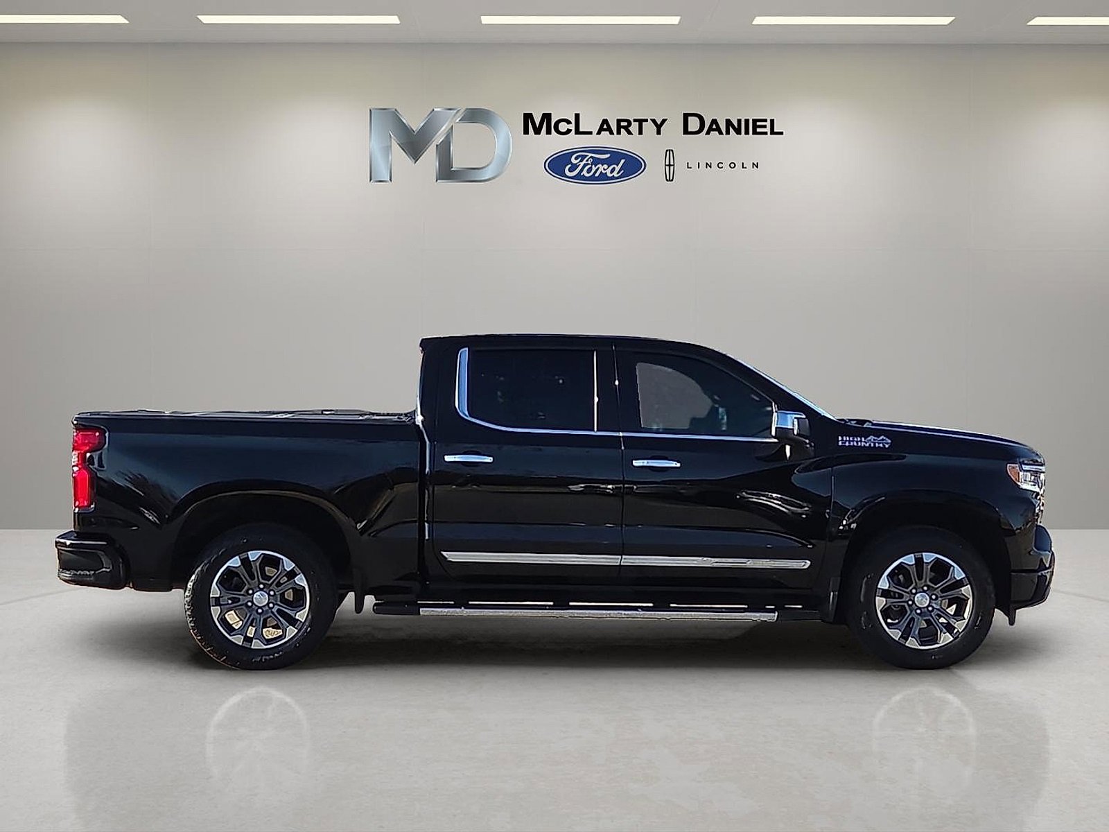 Used 2024 Chevrolet Silverado 1500 High Country w/ Technology Package image 6