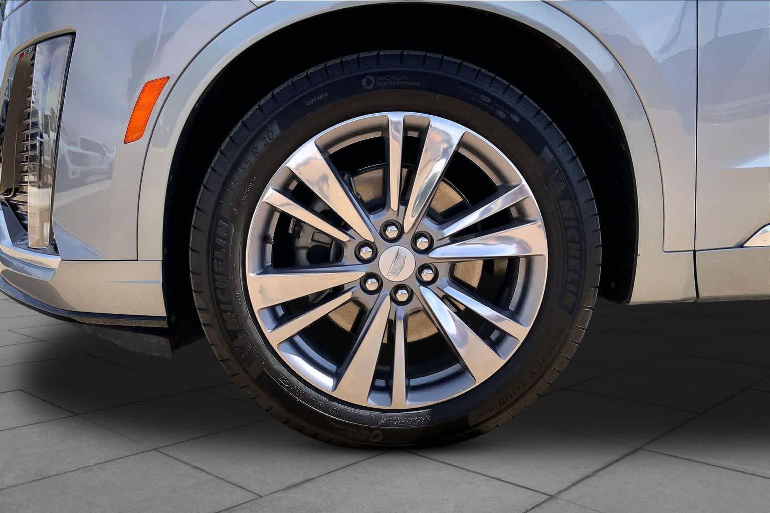 Used 2025 Cadillac XT6 Premium Luxury AWD/4WD image 11