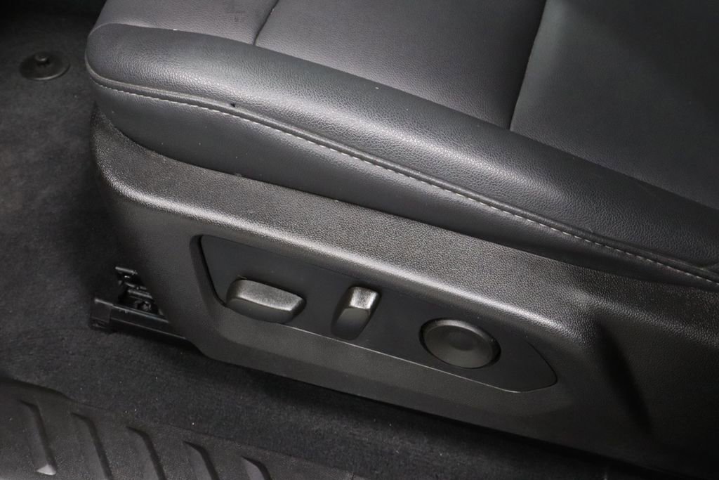 Used 2024 Chevrolet Colorado LT w/ LT Convenience Package III RWD image 18