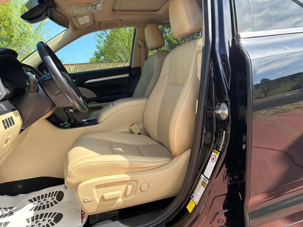 Used 2019 Toyota Highlander XLE AWD/4WD image 12