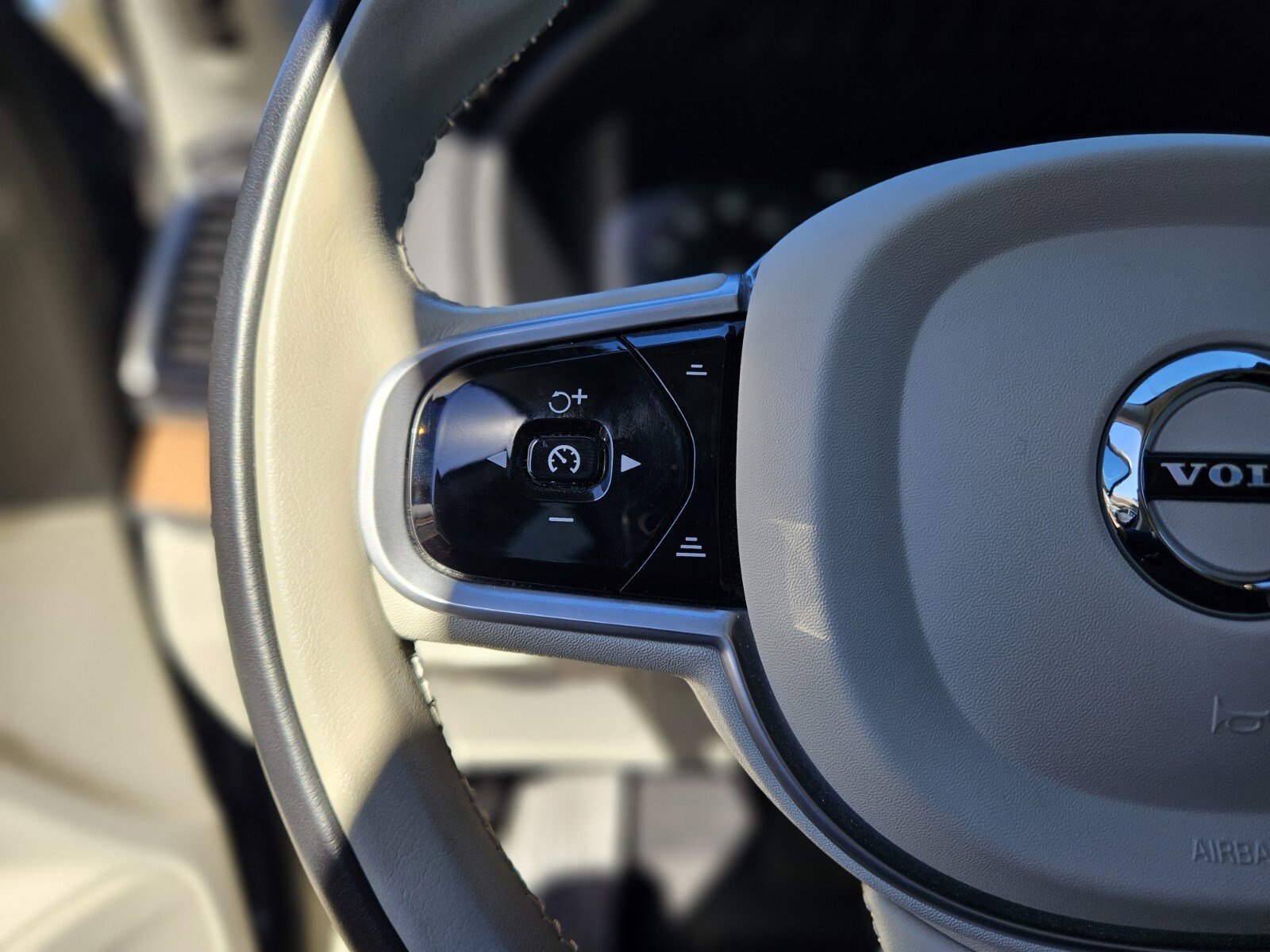 Used 2020 Volvo XC90 T6 Inscription w/ Protection Package Premier image 26