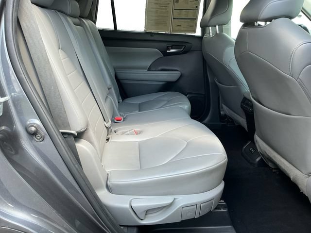 Used 2021 Toyota Highlander XLE AWD/4WD image 18