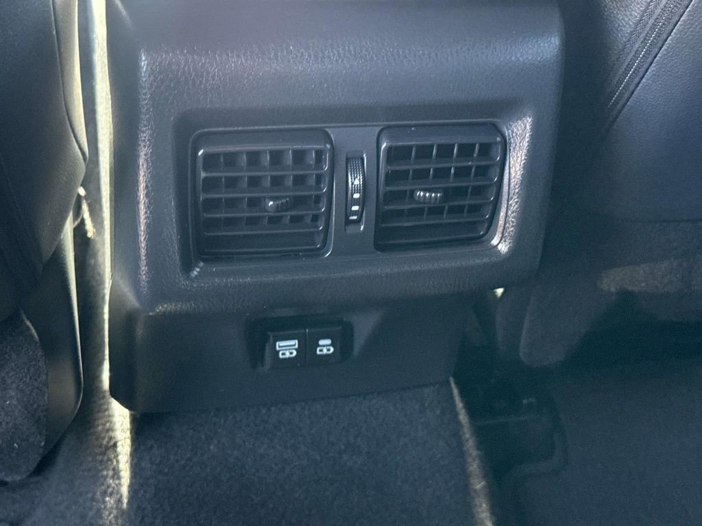 Used 2025 Toyota Camry SE w/ Convenience Package image 12