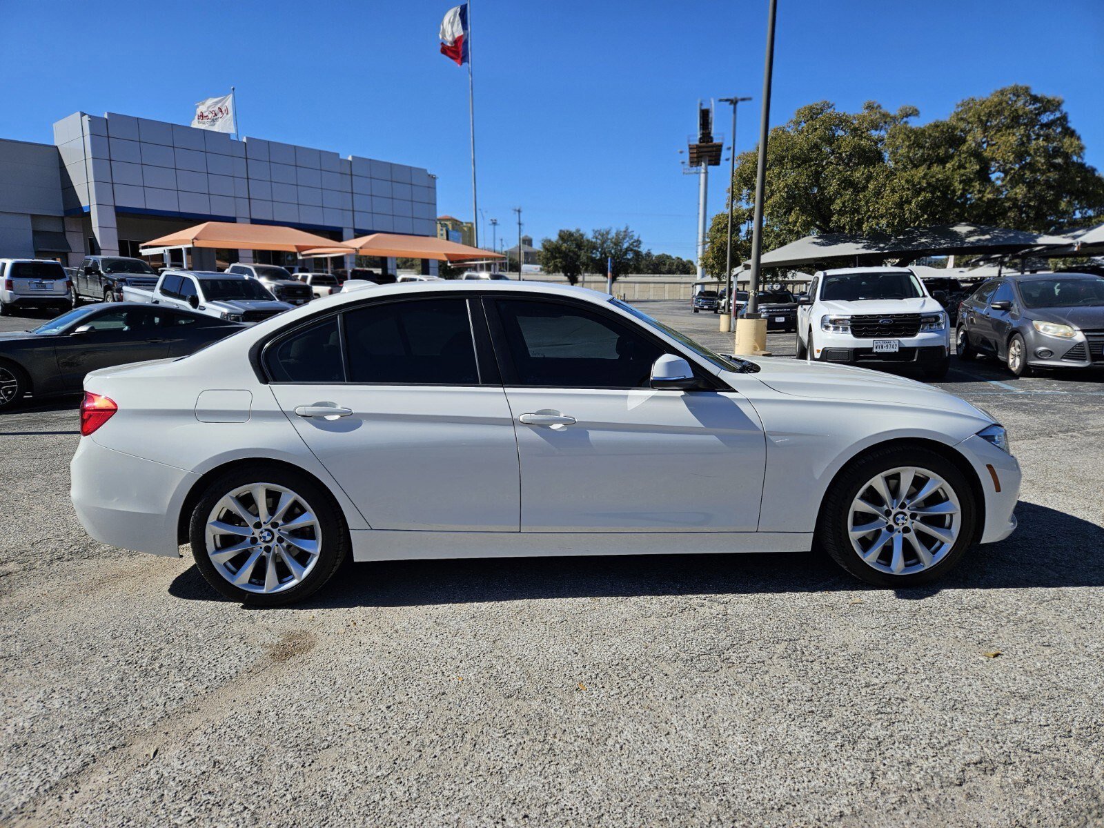 Used 2018 BMW 320i Sedan image 2