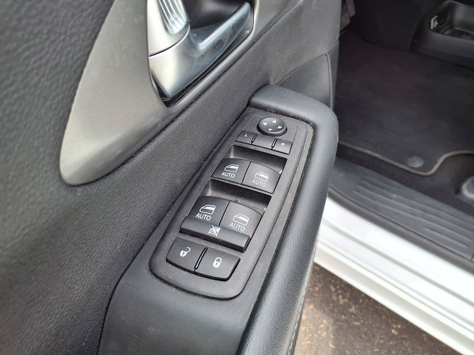 Used 2025 Chrysler Pacifica Select FWD image 23