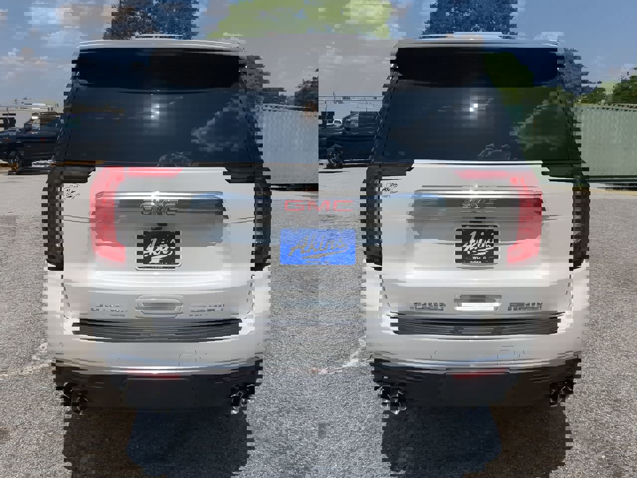 Used 2023 GMC Yukon Denali w/ Denali Reserve Package image 3