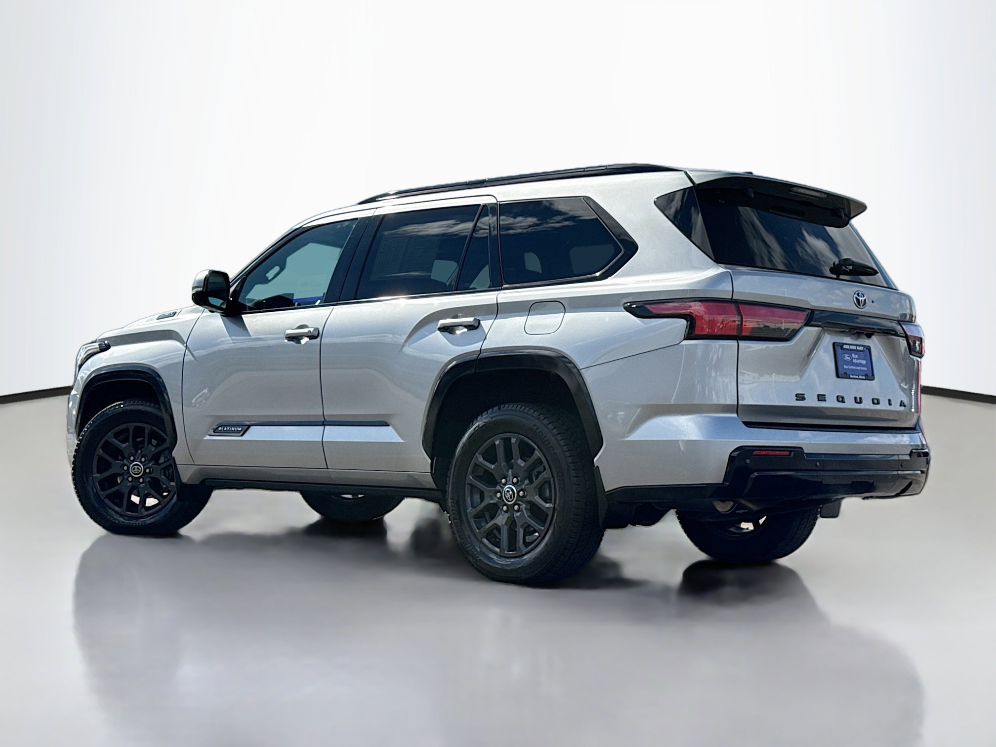 Used 2023 Toyota Sequoia Platinum AWD/4WD image 2