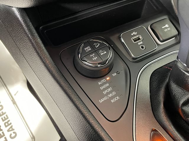 Used 2019 Jeep Cherokee Trailhawk w/ Cold Weather Group AWD/4WD image 10