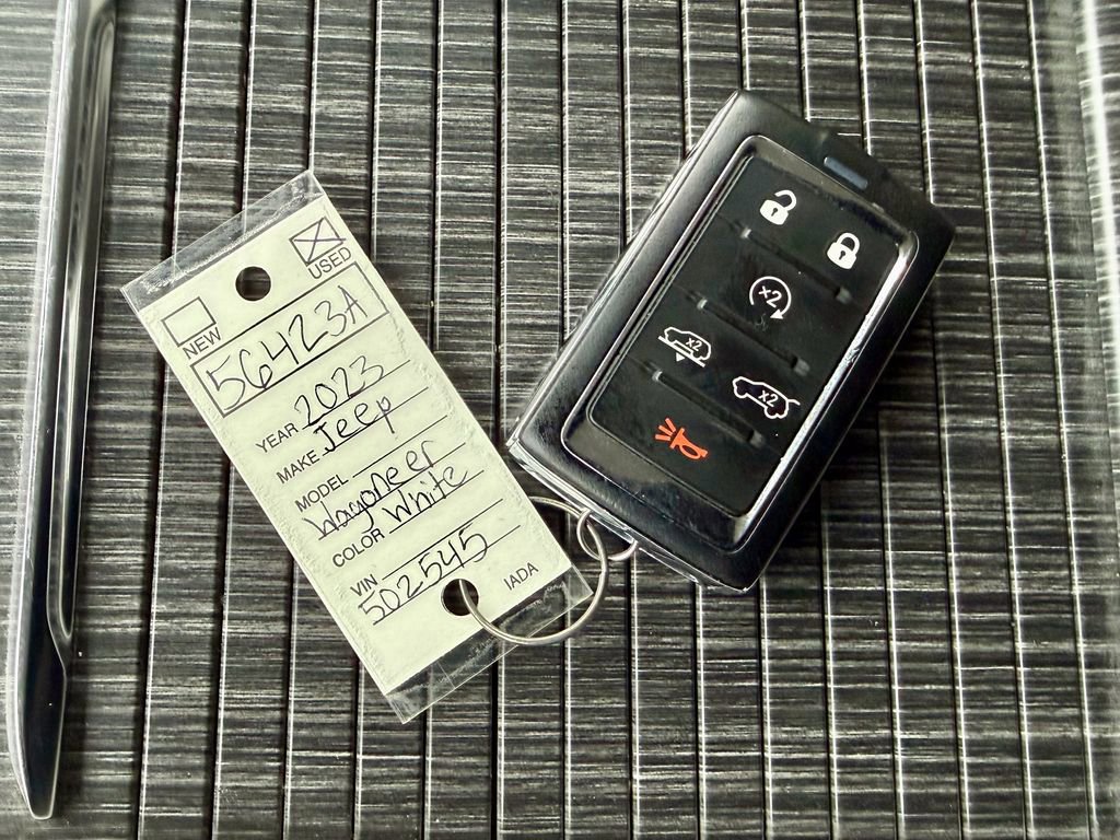 Used 2023 Jeep Wagoneer L Series III w/ Premium Group I image 33