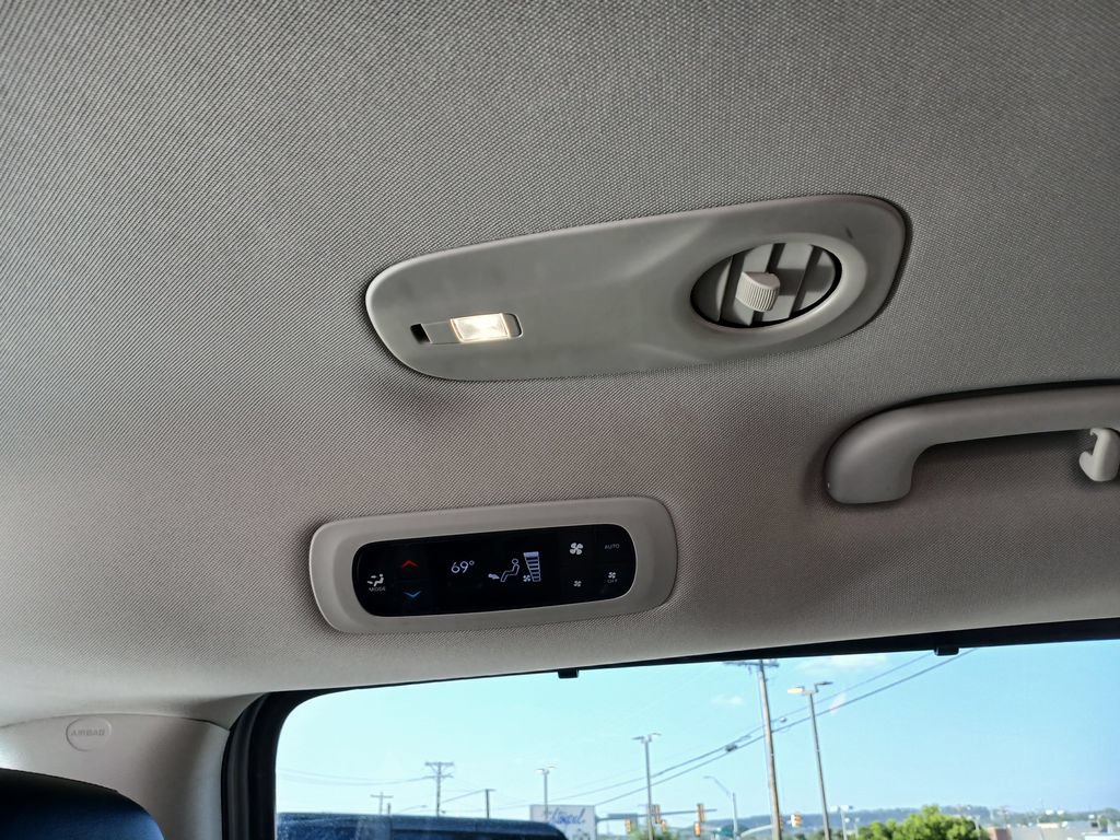 Used 2024 Chrysler Pacifica Touring-L FWD image 23