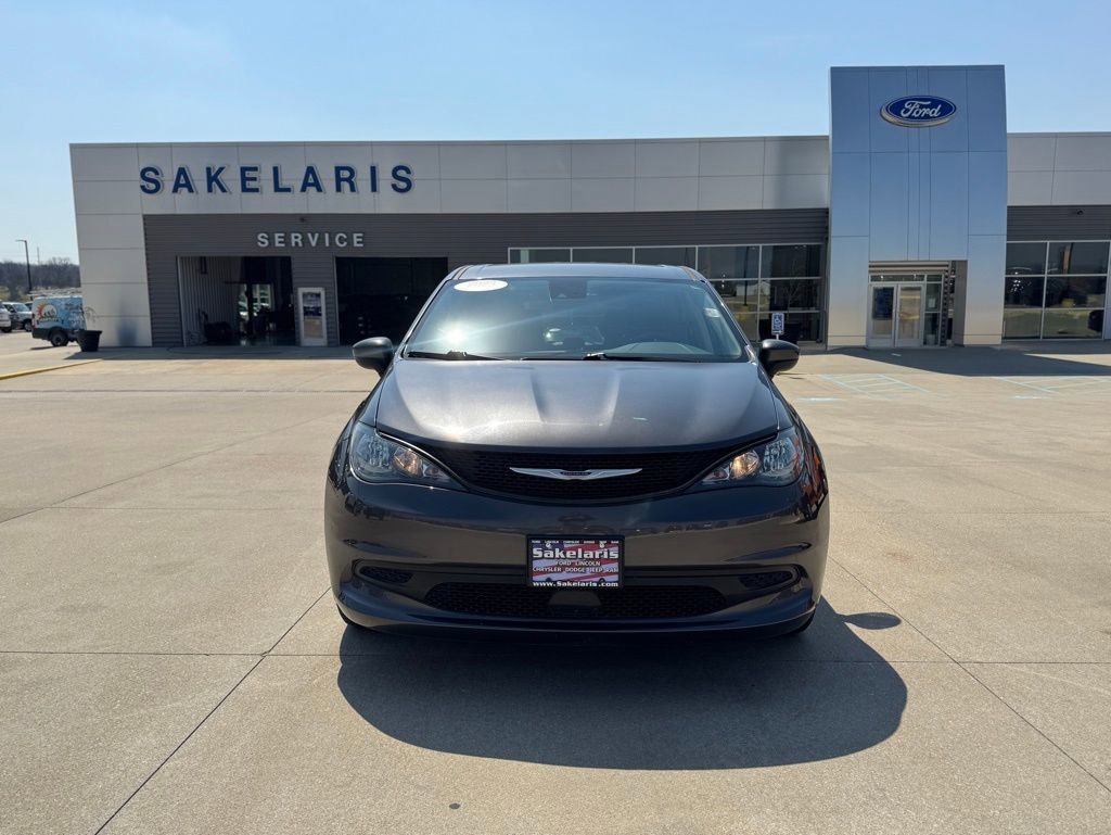 Used 2023 Chrysler Voyager LX FWD image 2