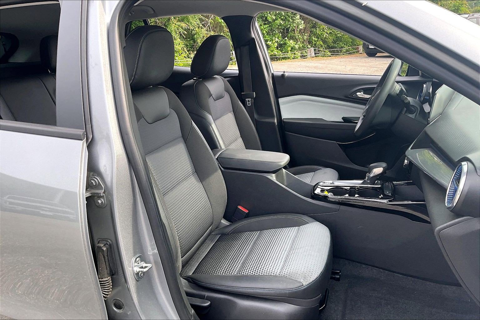 Used 2025 Chevrolet Trax LT FWD image 7