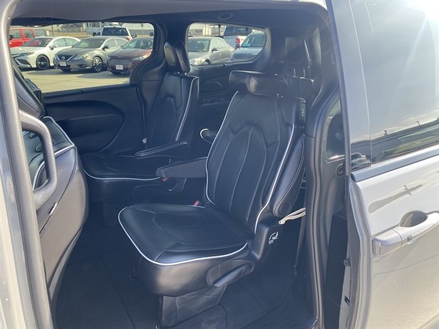 Used 2025 Chrysler Pacifica Limited FWD image 24