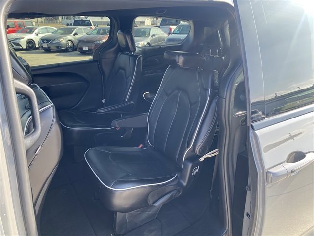Used 2025 Chrysler Pacifica Limited image 24