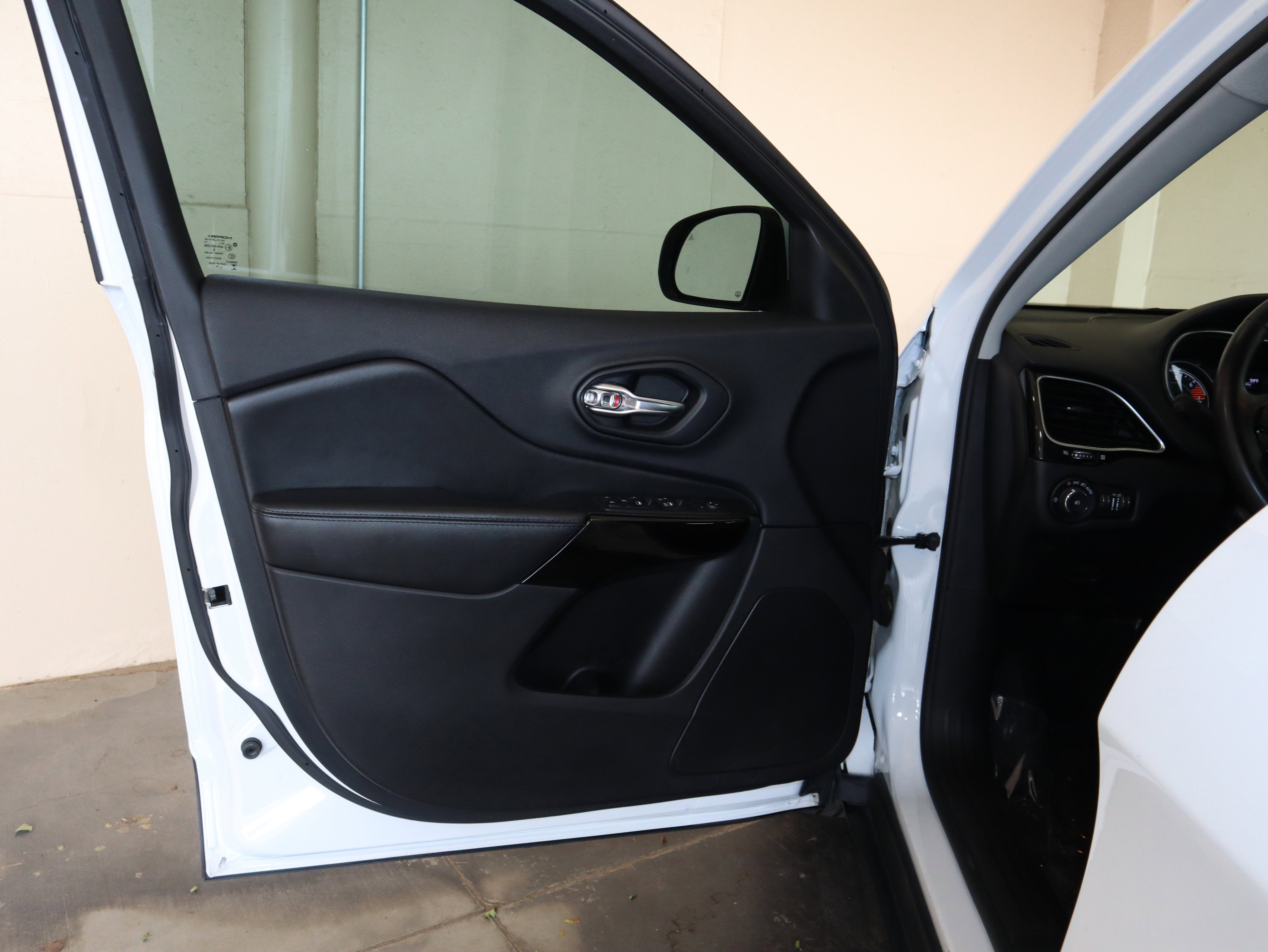 Used 2019 Jeep Cherokee Latitude Plus FWD image 31