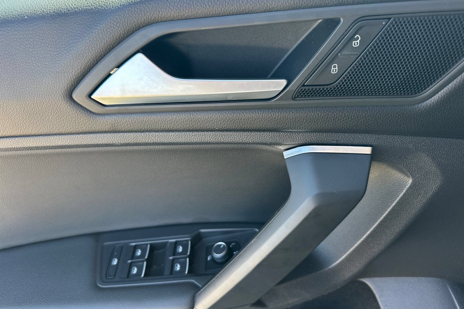 Used 2019 Volkswagen Tiguan SE FWD image 10
