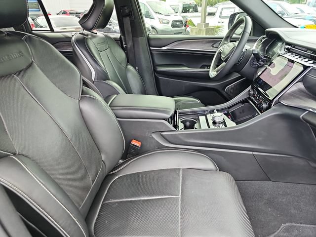 Used 2023 Jeep Grand Cherokee Overland w/ Luxury Tech Group IV AWD/4WD image 12