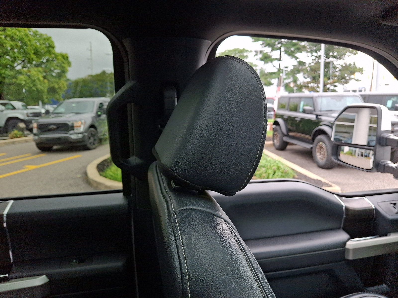 Certified 2022 Ford F350 Lariat w/ Tremor Off-Road Package AWD/4WD image 12