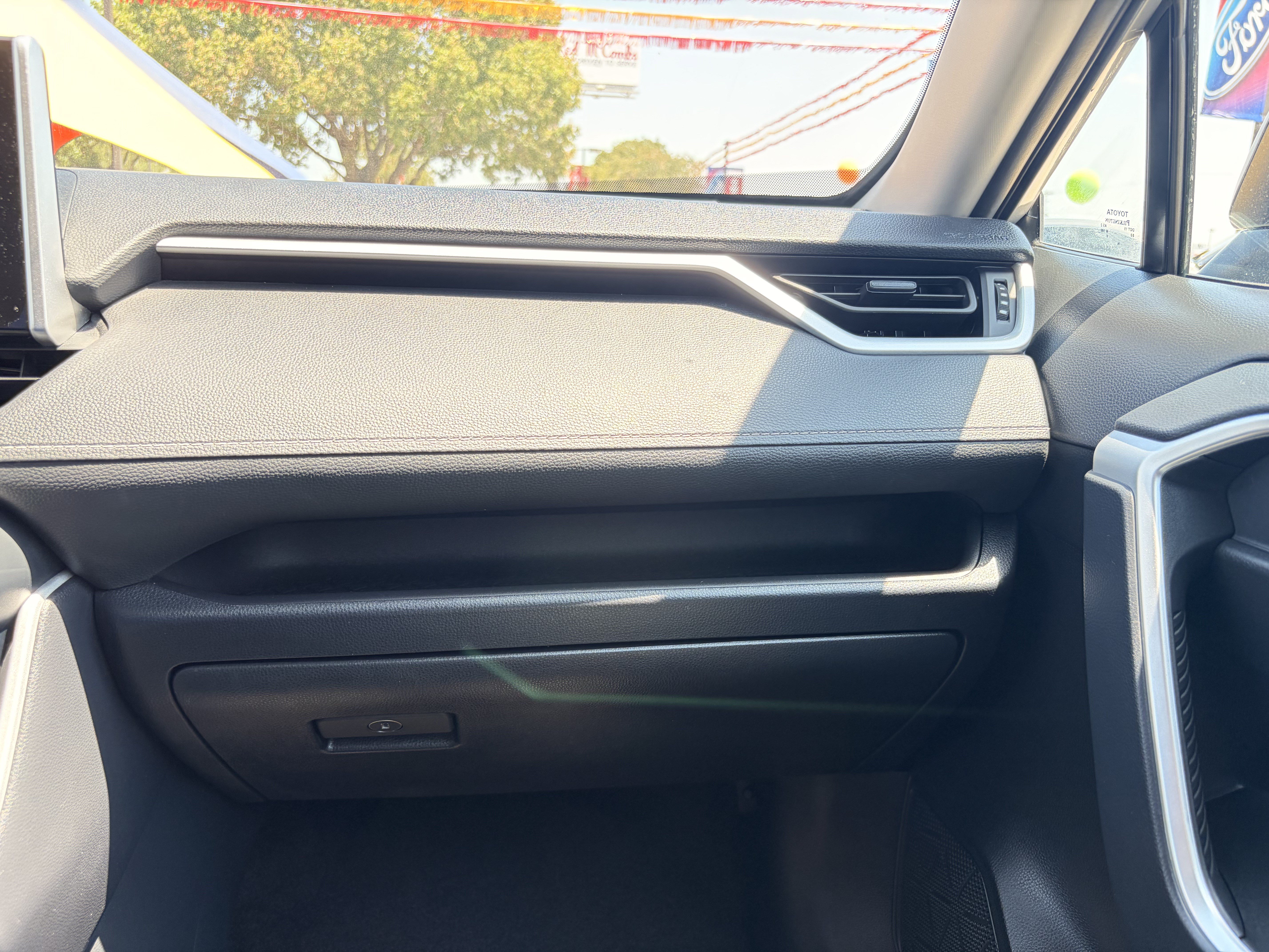 Used 2025 Toyota RAV4 LE AWD/4WD image 23