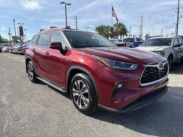 Used 2021 Toyota Highlander XLE image 3