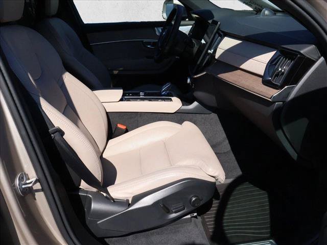 Used 2025 Volvo XC90 B5 Ultra w/ Protection Package Premier AWD/4WD image 28