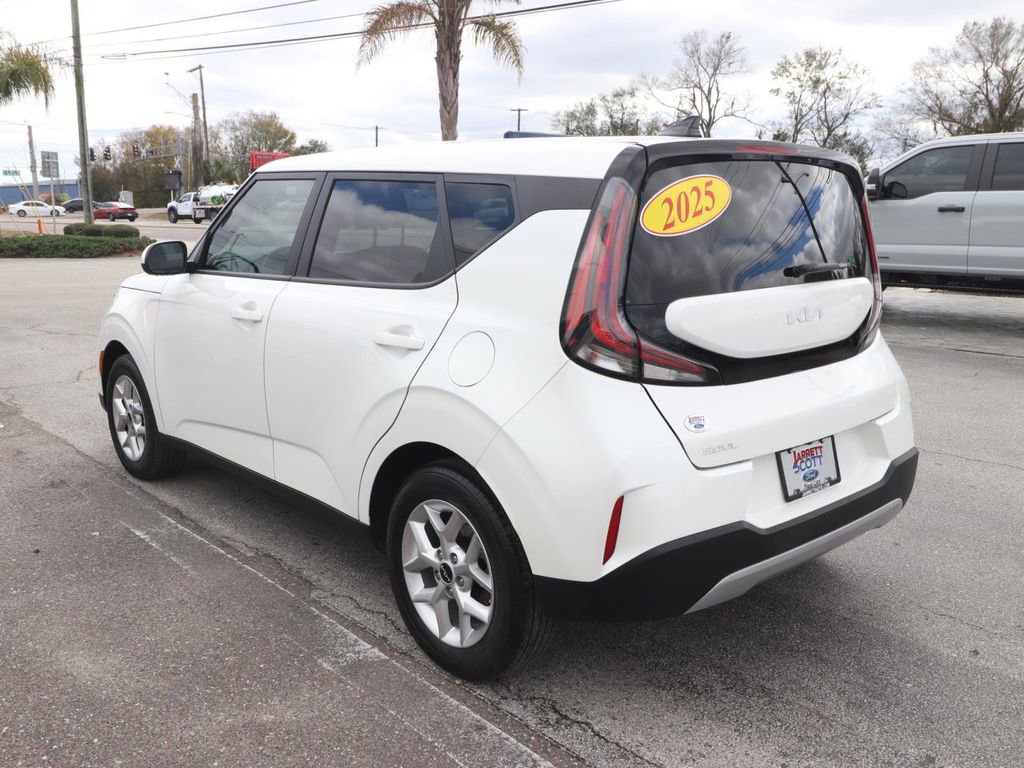 Used 2025 Kia Soul LX w/ LX Technology Package image 3