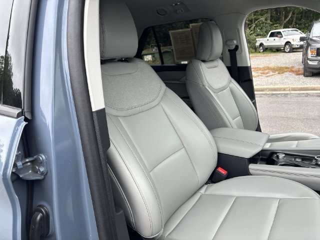 Certified 2025 Ford Explorer Active w/ Active Comfort Package AWD/4WD image 25