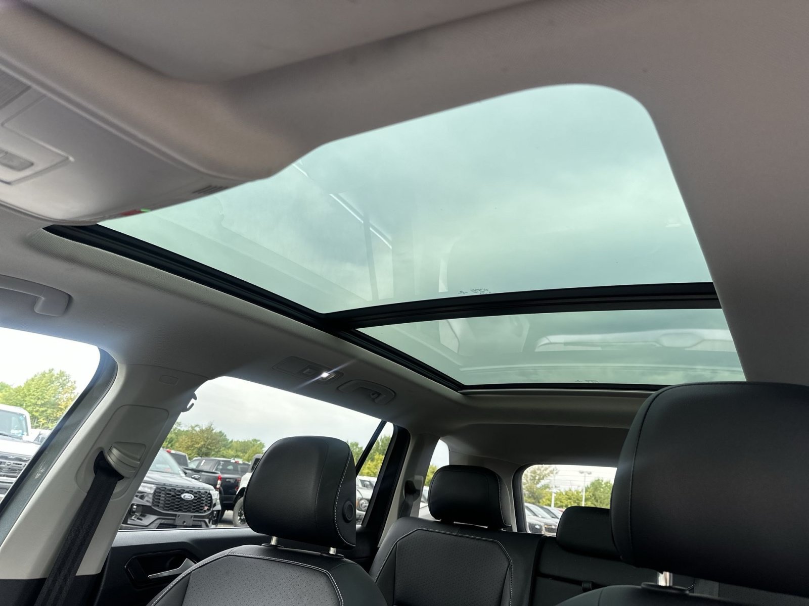 Used 2023 Volkswagen Tiguan SE w/ Panoramic Sunroof Package AWD/4WD image 25