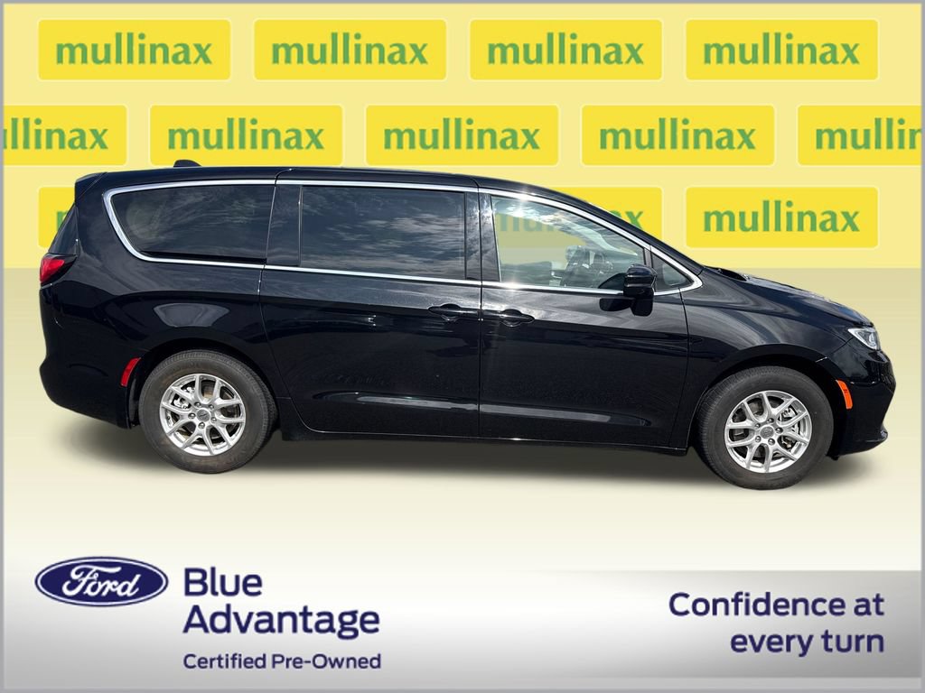 Used 2024 Chrysler Pacifica Touring-L FWD image 2