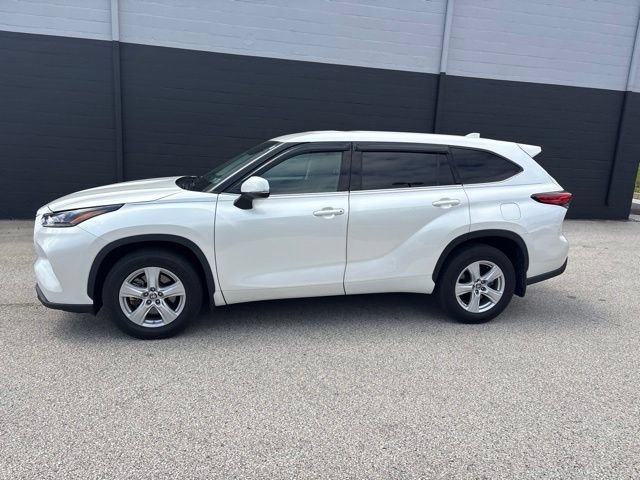 Used 2021 Toyota Highlander LE AWD/4WD image 2
