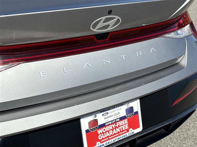 Used 2025 Hyundai Elantra SEL FWD image 10