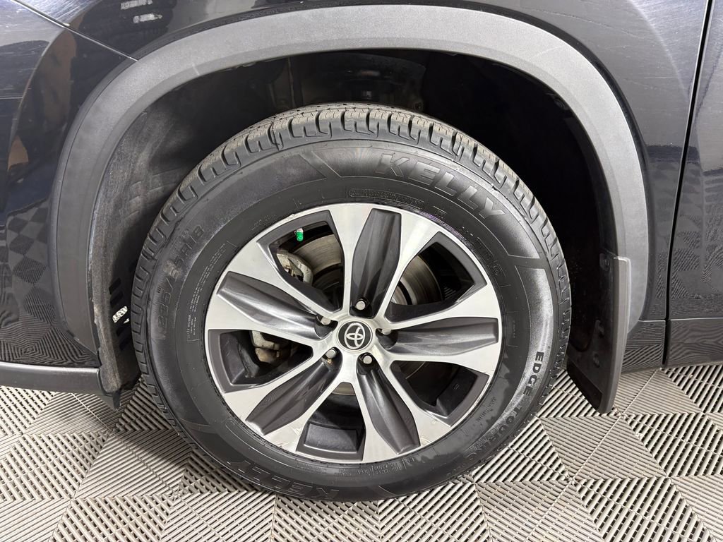Used 2021 Toyota Highlander XLE image 11