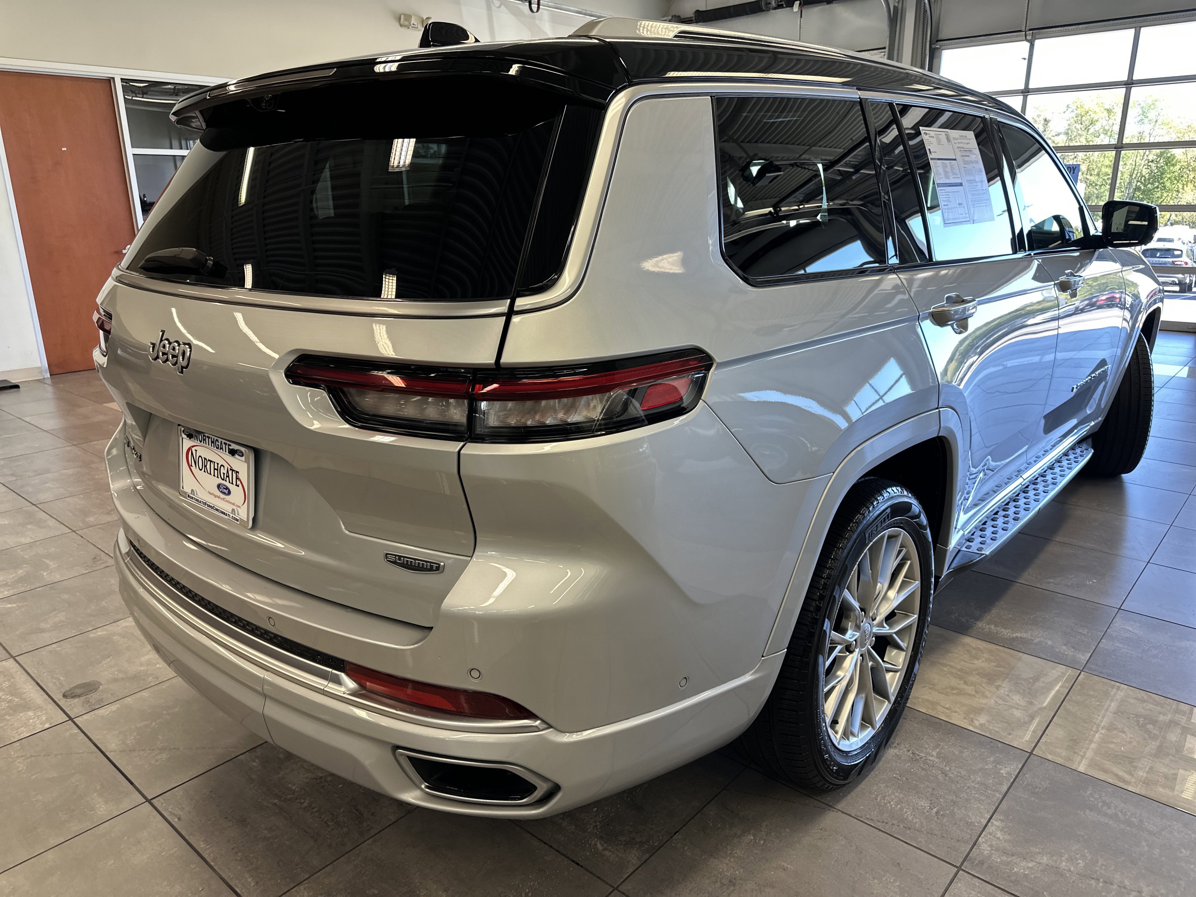 Used 2022 Jeep Grand Cherokee L Summit w/ Advanced Protech Group IV image 5