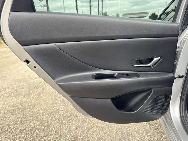 Used 2021 Hyundai Elantra SE FWD image 23