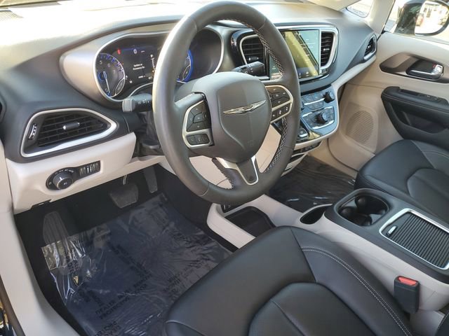 Used 2024 Chrysler Pacifica Touring-L image 18
