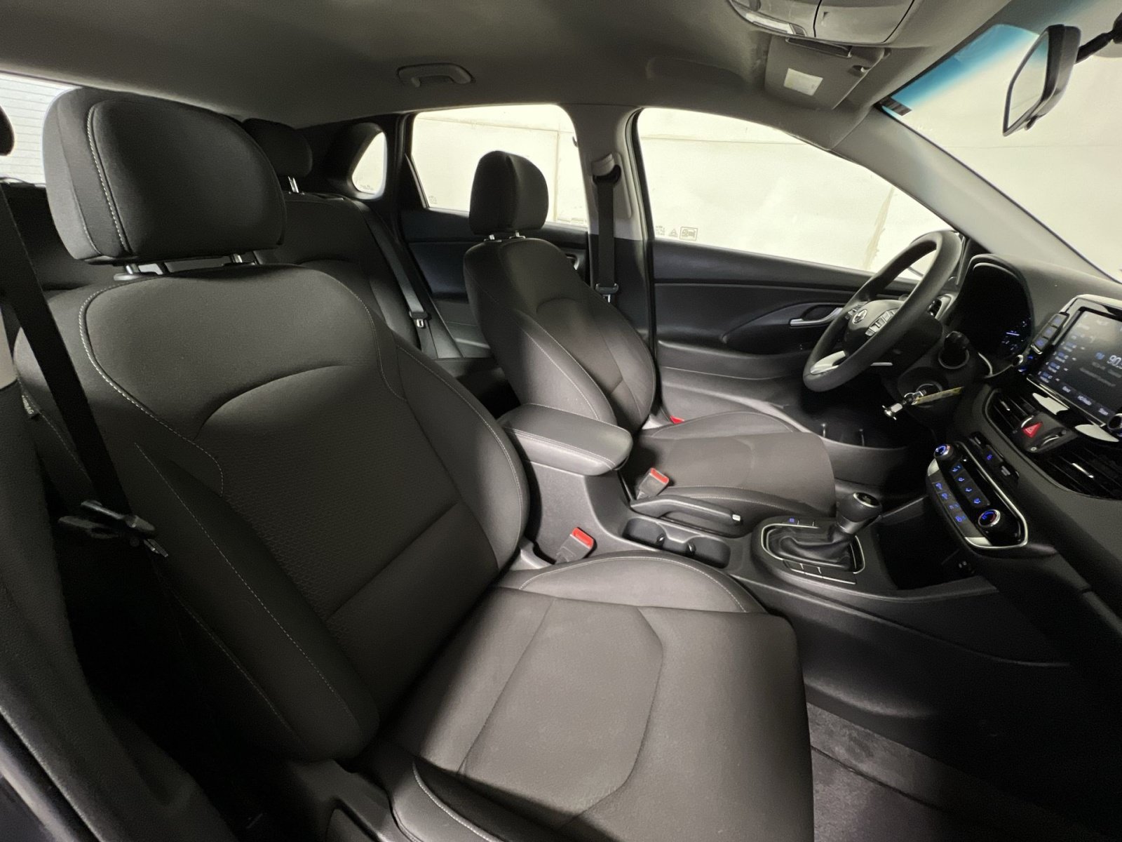 Used 2018 Hyundai Elantra GT FWD image 25