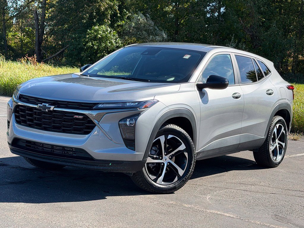 Used 2025 Chevrolet Trax RS FWD image 2