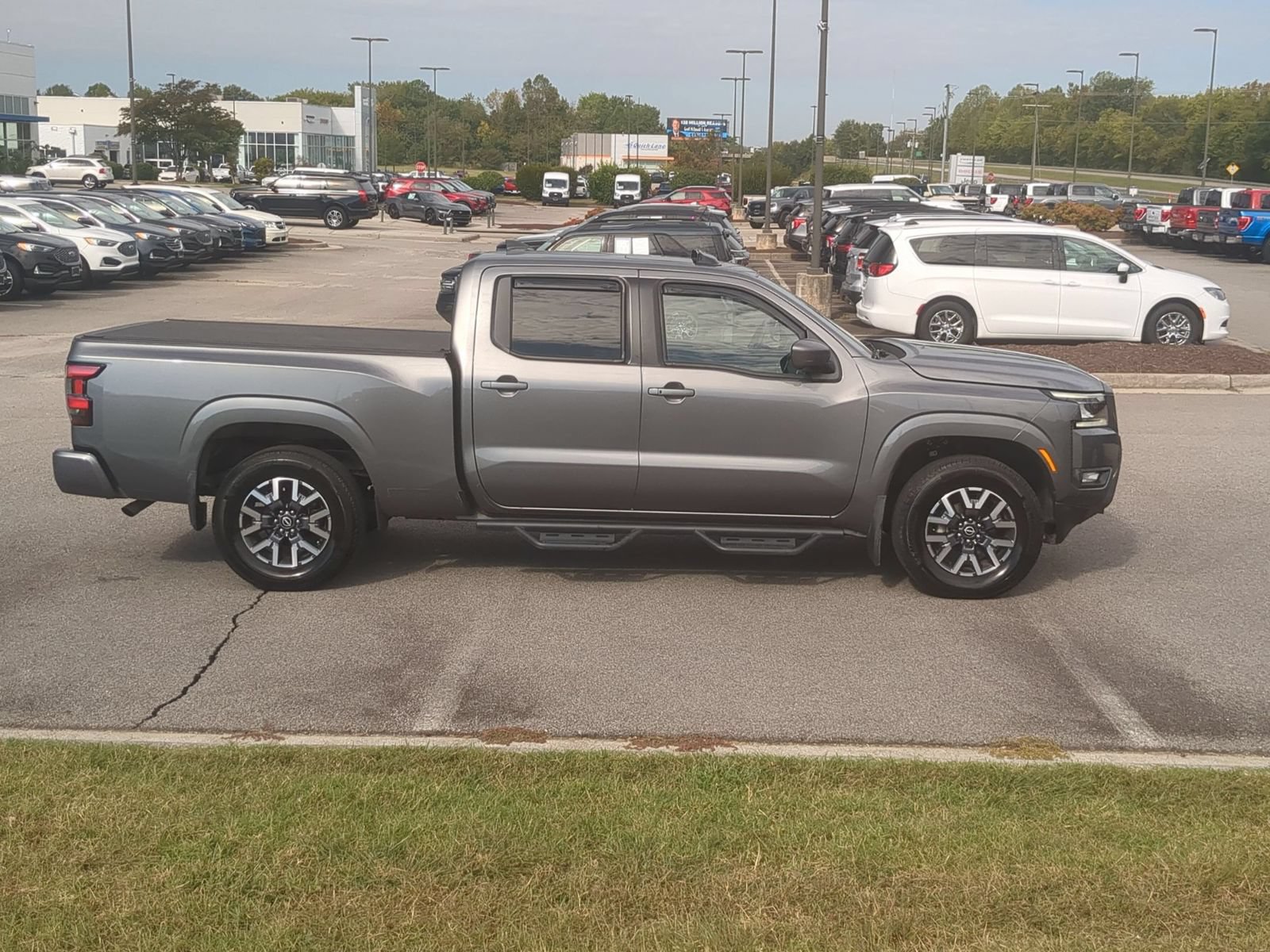 Used 2025 Nissan Frontier SL AWD/4WD image 2