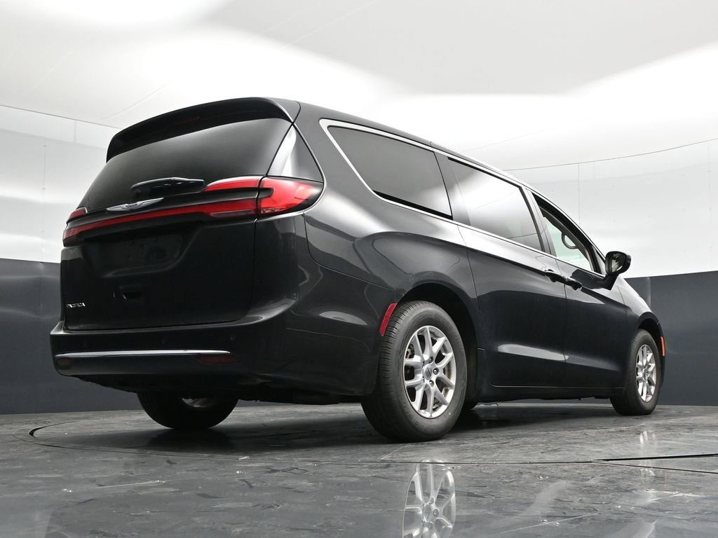 Used 2023 Chrysler Pacifica Touring-L FWD image 53
