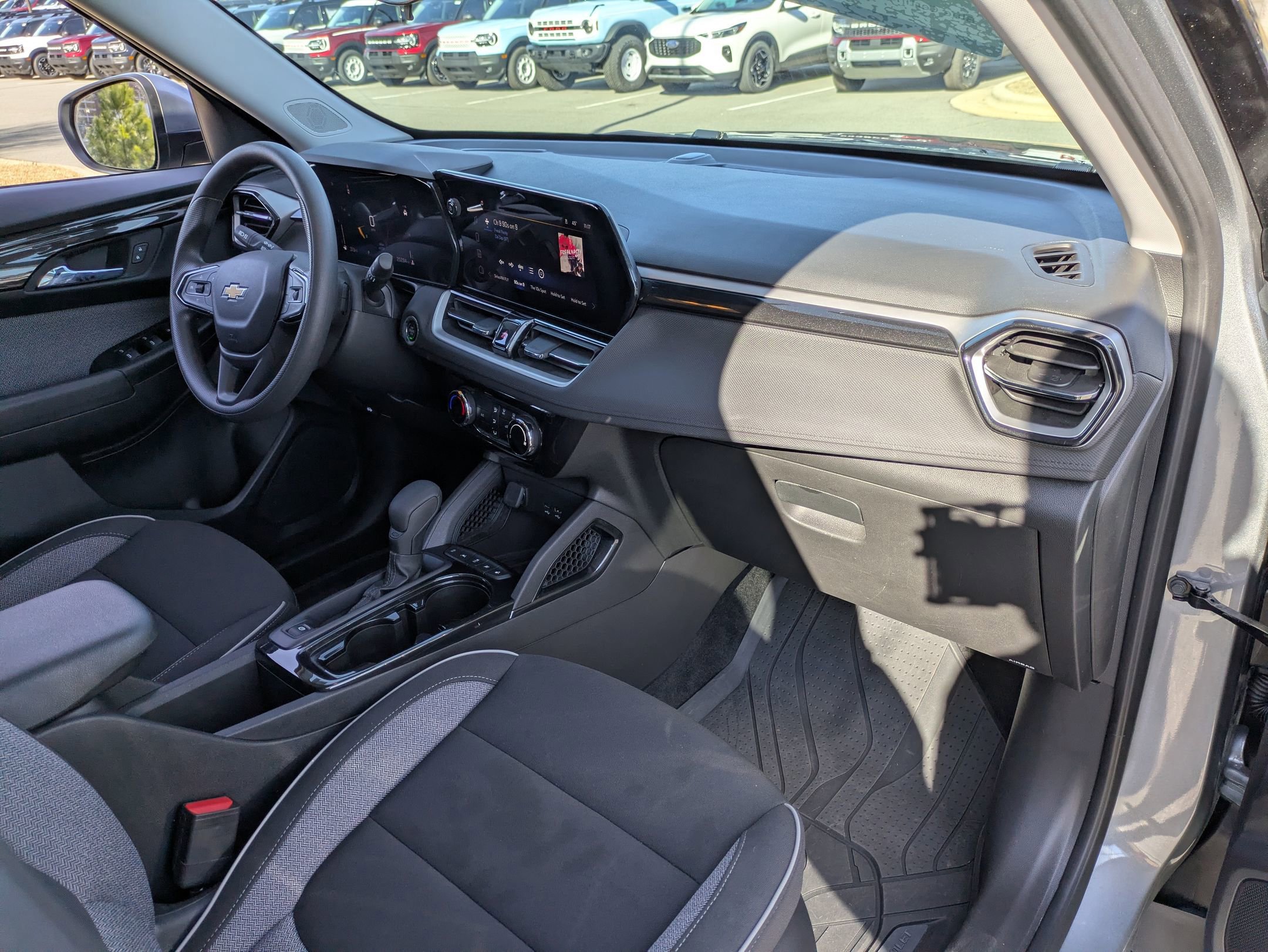 Used 2025 Chevrolet TrailBlazer LT w/ Driver Confidence Package image 38