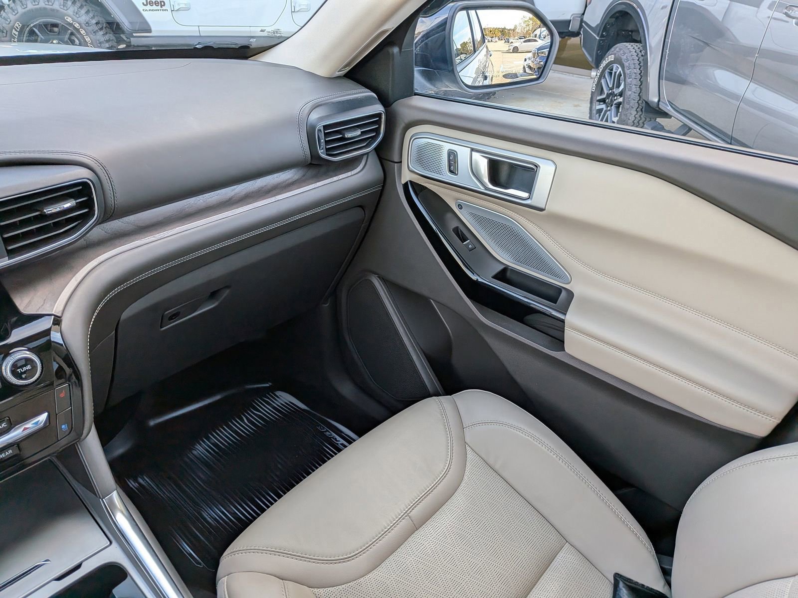 Certified 2023 Ford Explorer Platinum w/ Technology Package image 18